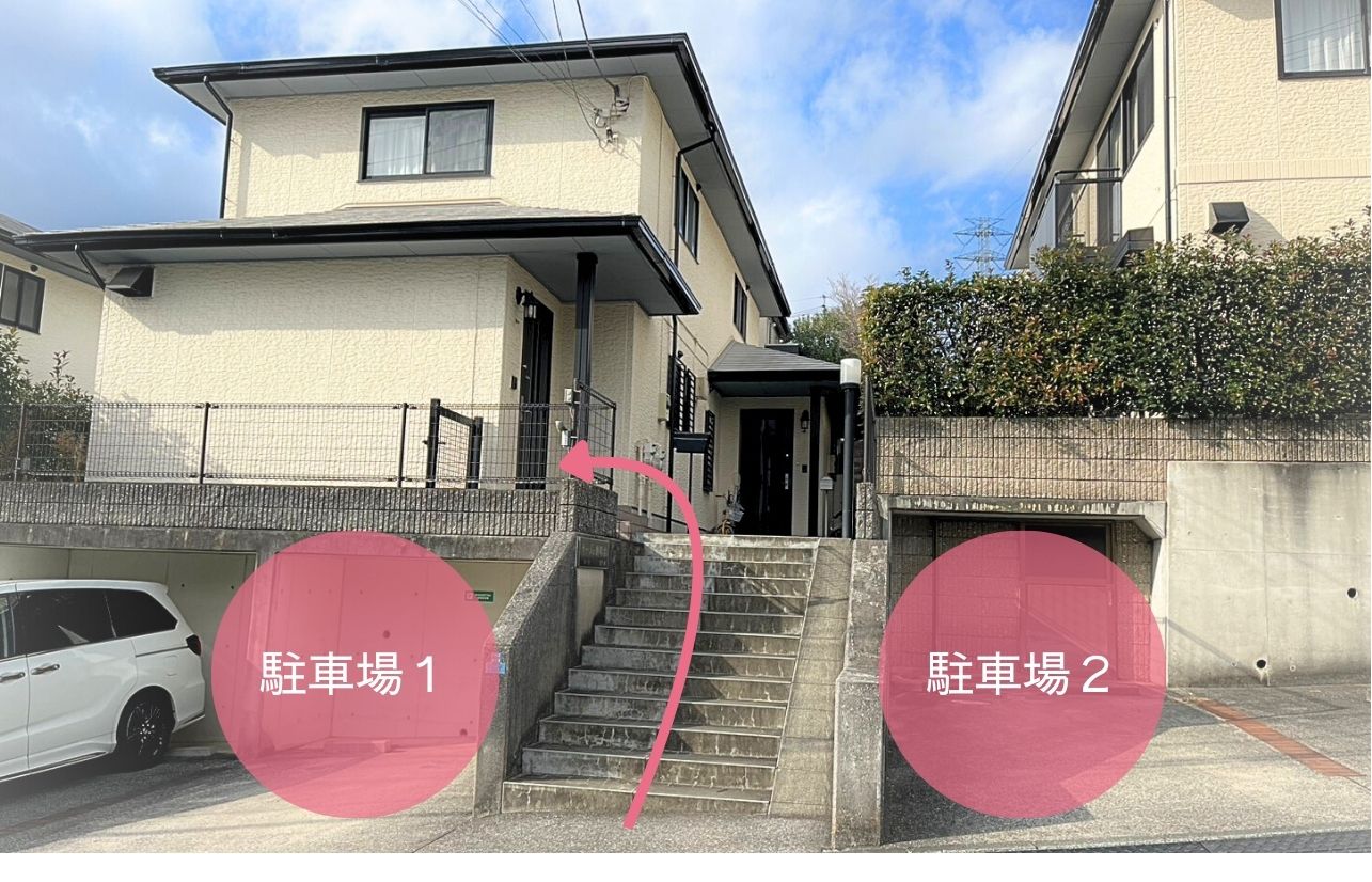 駐車場（階段を挟んで左右に各1台）